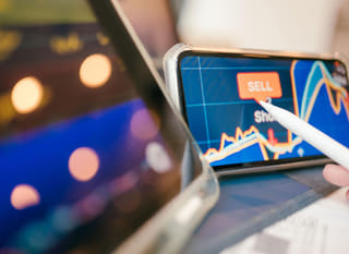 Trader operujący na wielu rynkach podczas analizy opcji Bitcoin, Ethereum i forex